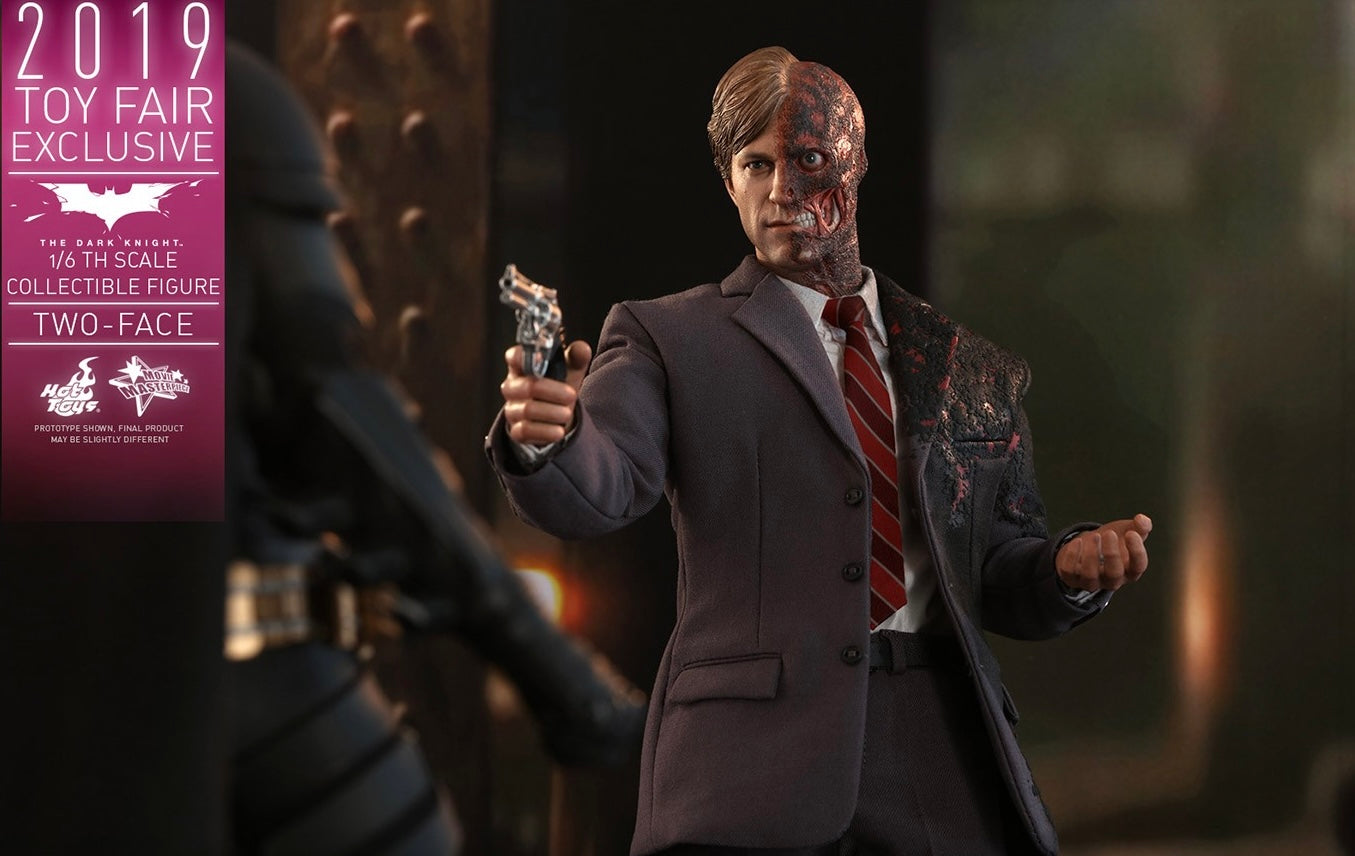 Hot Toys MMS546 The Dark Knight - 1/6th scale Two Face Collectible Figure (Toy Fair Exclusive)