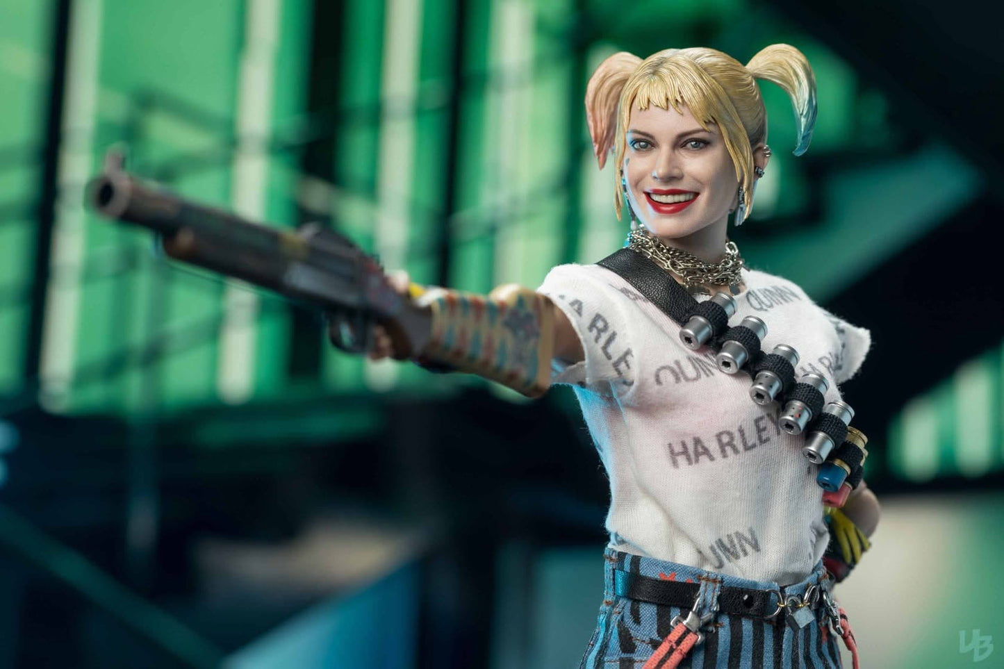 Hot Toys MMS566 Birds of Prey : 1/6th scale Harley Quinn (Caution Tape Jacket Version) Collectible Figure