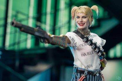 Hot Toys MMS566 Birds of Prey : 1/6th scale Harley Quinn (Caution Tape Jacket Version) Collectible Figure