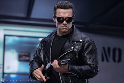 Hot Toys MMS795 Terminator 2: Judgment Day - 1/6th scale T-800 (2.0) Collectible Figure