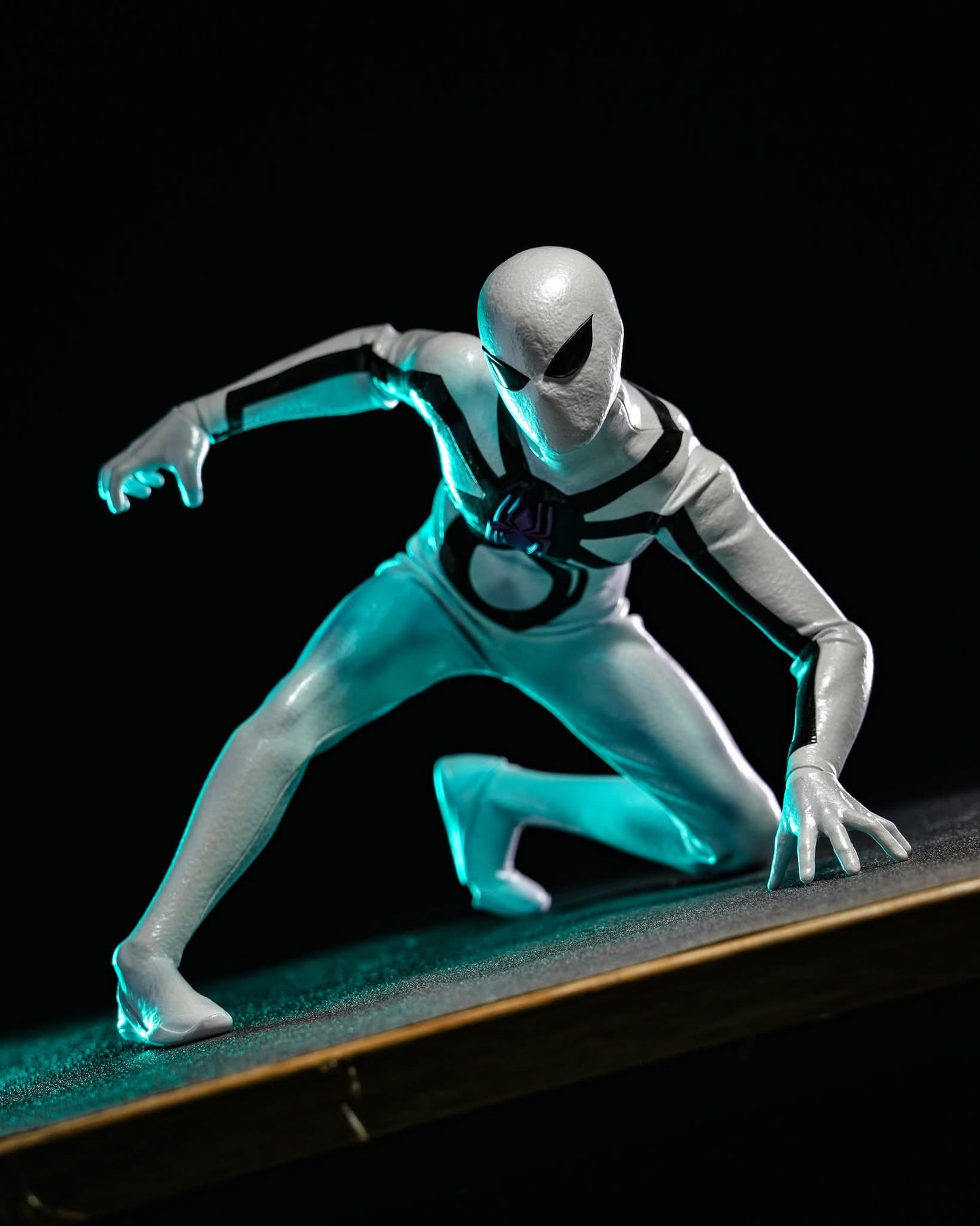 Hot Toys CMS027 Aliens Vs. Avengers - 1/6th scale Miles Morales (Aliens Vs. Avengers Suit) Collectible Figure [Hot Toys Exclusive]