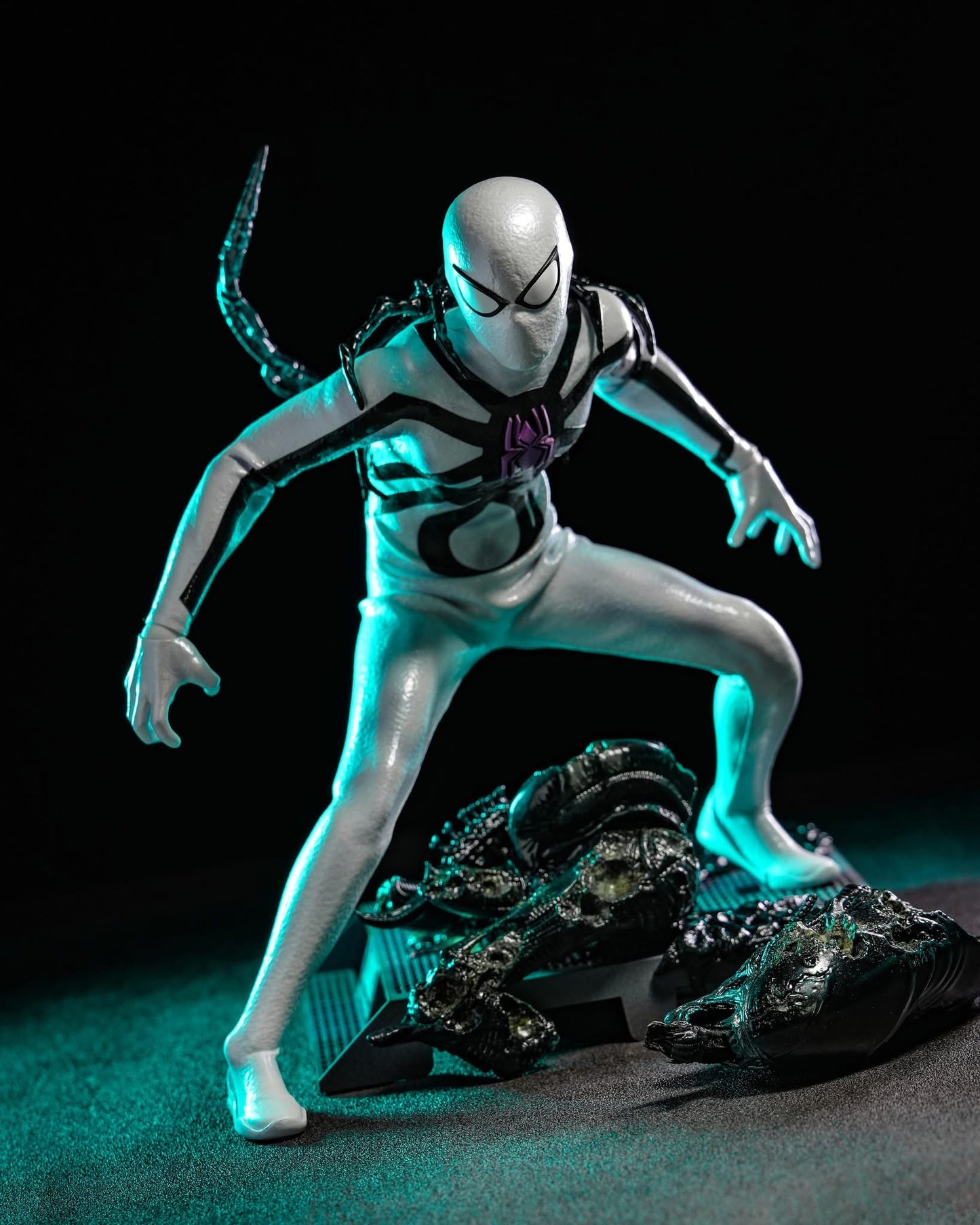 Hot Toys CMS027 Aliens Vs. Avengers - 1/6th scale Miles Morales (Aliens Vs. Avengers Suit) Collectible Figure [Hot Toys Exclusive]