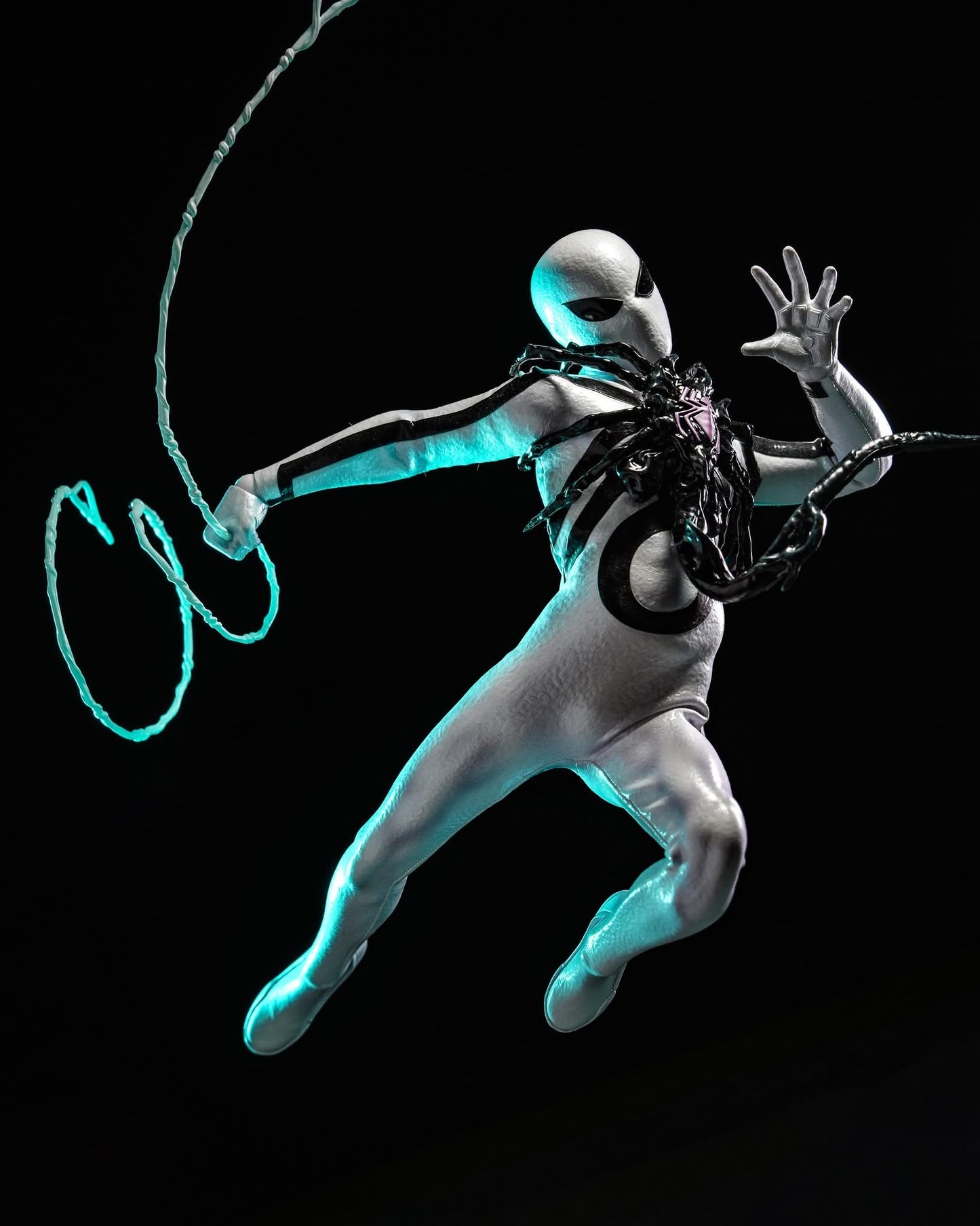 Hot Toys CMS027 Aliens Vs. Avengers - 1/6th scale Miles Morales (Aliens Vs. Avengers Suit) Collectible Figure [Hot Toys Exclusive]