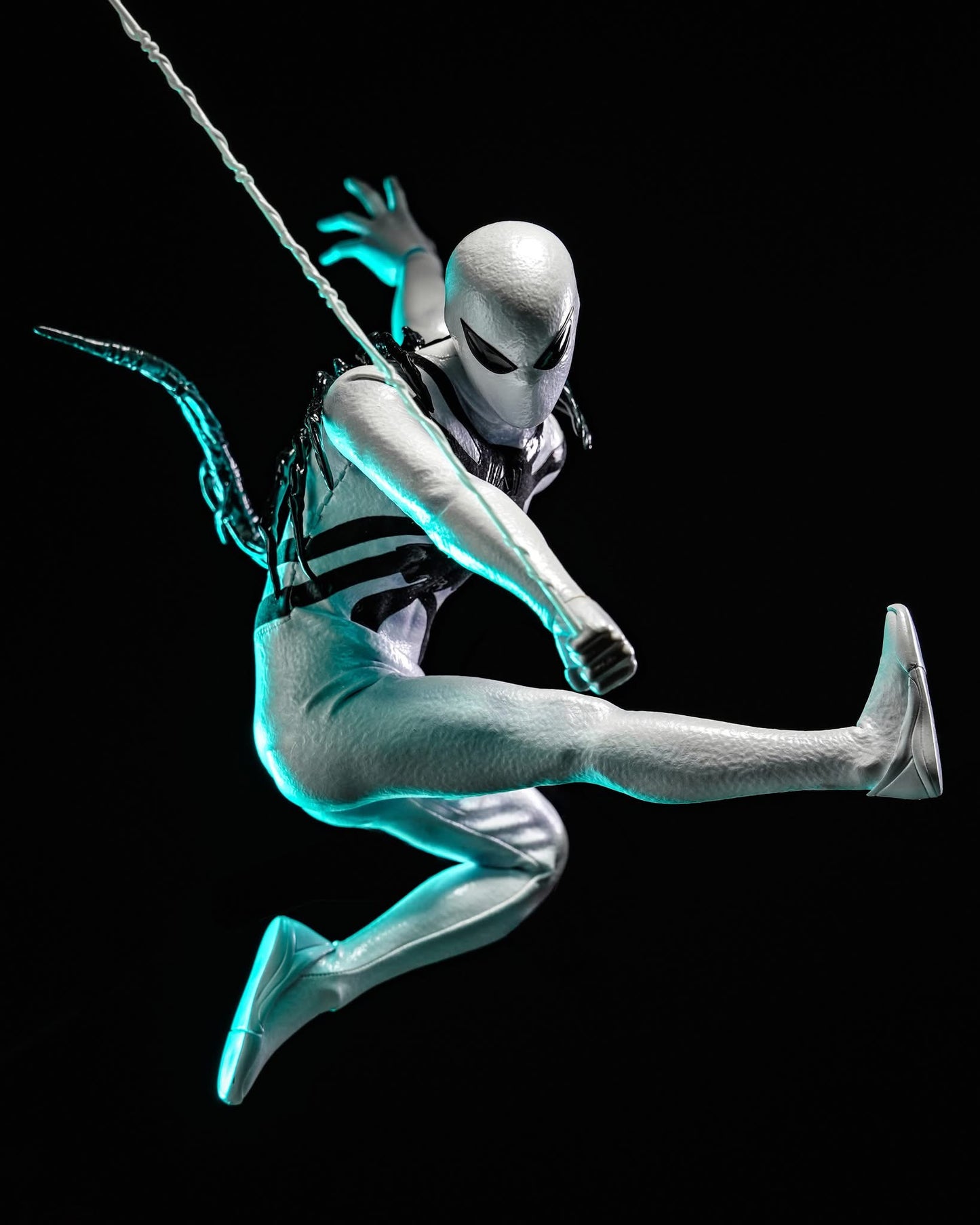 Hot Toys CMS027 Aliens Vs. Avengers - 1/6th scale Miles Morales (Aliens Vs. Avengers Suit) Collectible Figure [Hot Toys Exclusive]