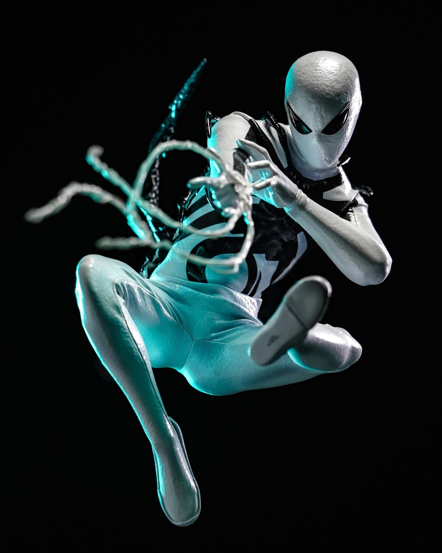 Hot Toys CMS027 Aliens Vs. Avengers - 1/6th scale Miles Morales (Aliens Vs. Avengers Suit) Collectible Figure [Hot Toys Exclusive]