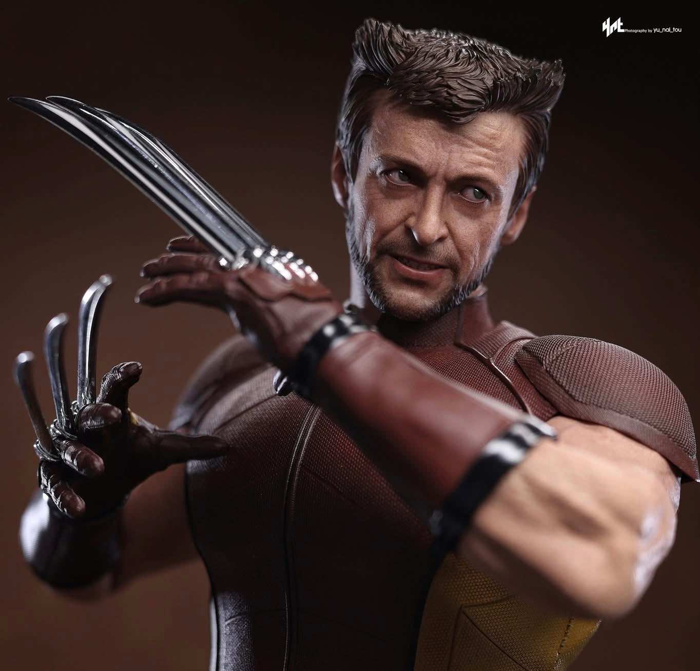 Hot Toys MMS831 Deadpool & Wolverine - 1/6th scale Wolverine (Classic Brown and Tan) Collectible Figure [Hot Toys Exclusive]