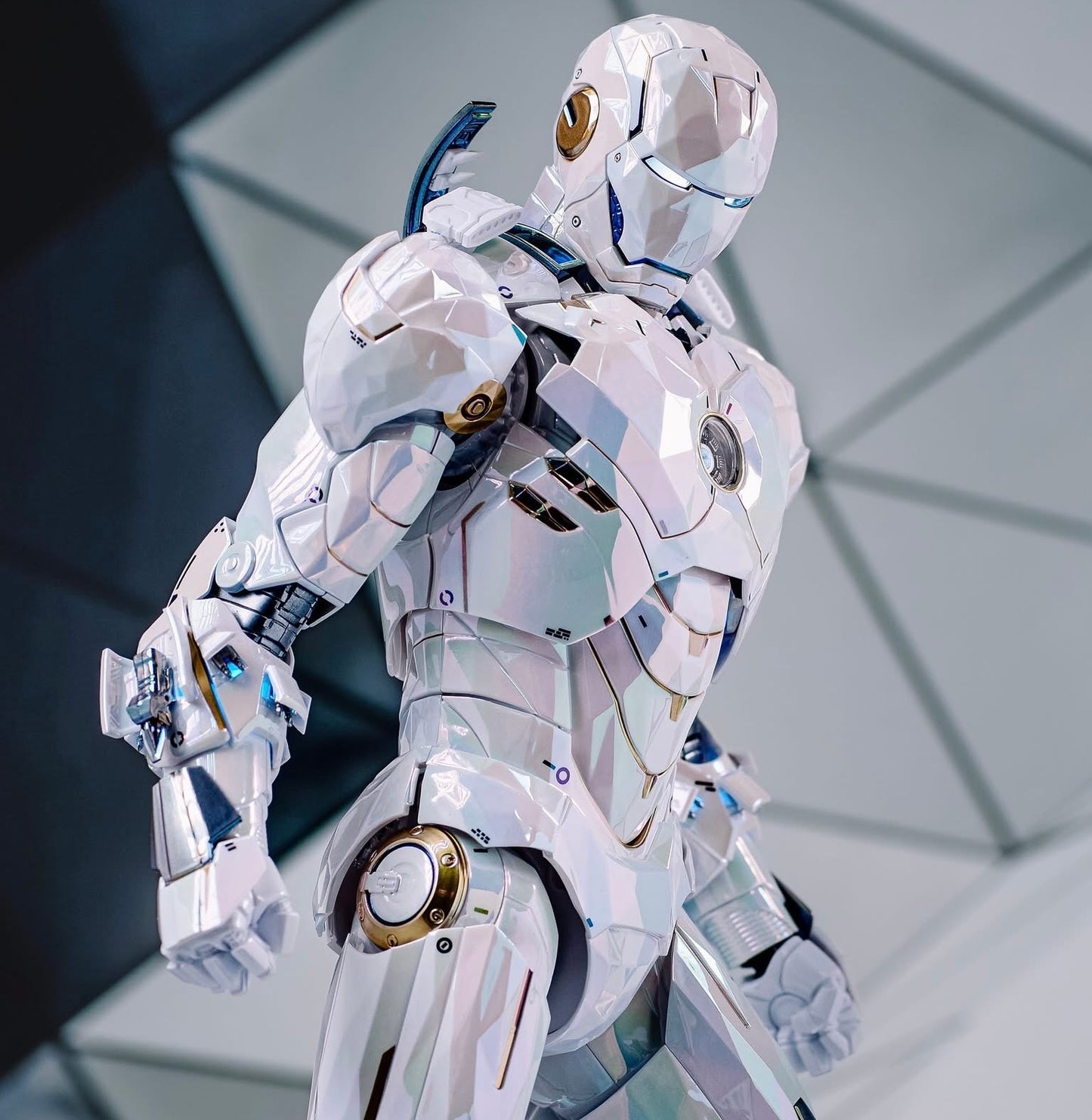 Hot Toys MMS830D76 Iron Man 2 - 1/6th scale Iron Man Mark IV (Sub-Zero Fractal Armor) Collectible Figure [Hot Toys Exclusive]
