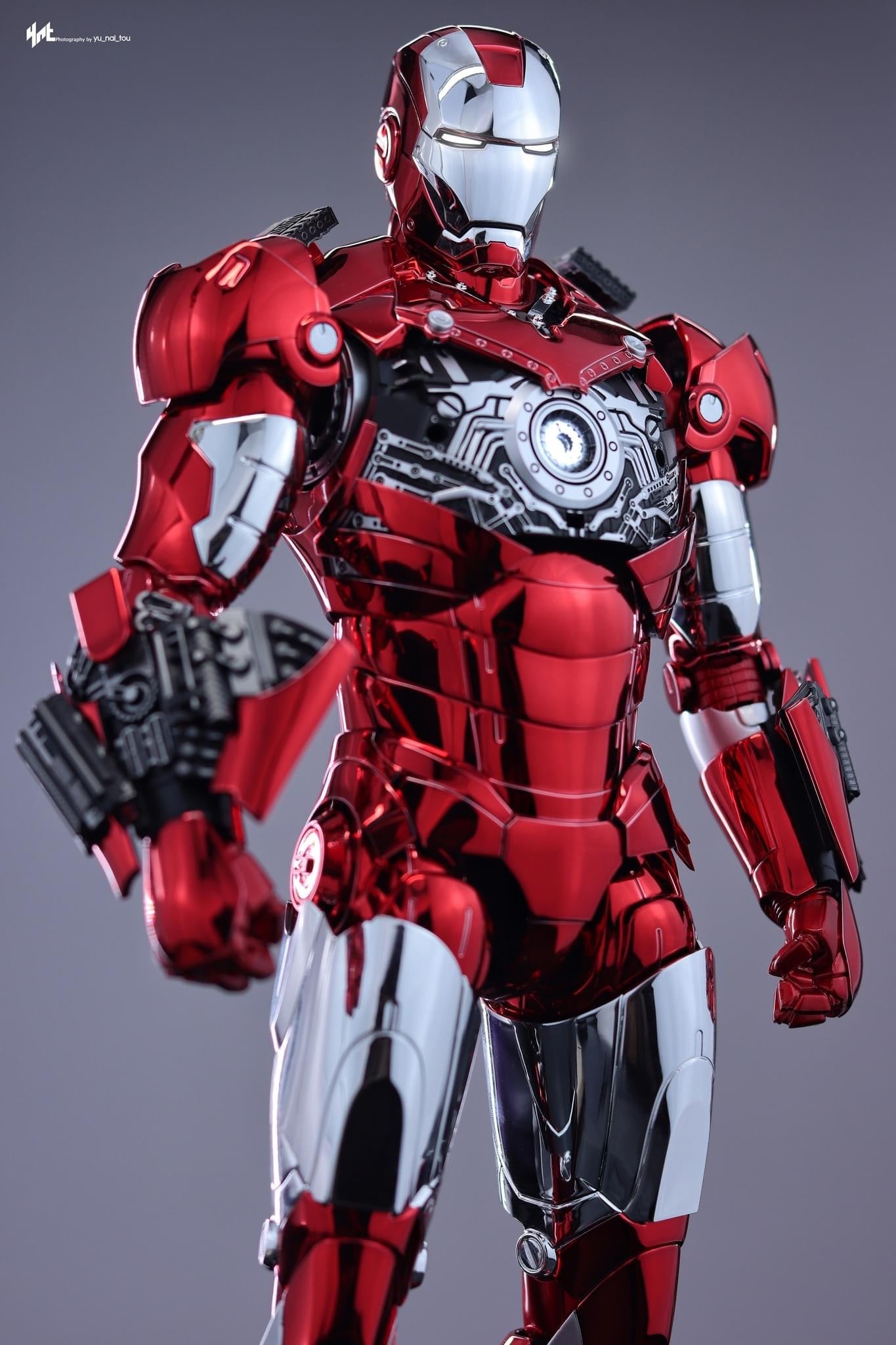 Hot Toys MMS744D64 Iron Man - 1/6th scale Iron Man Mark III (Red & Chrome Version) Collectible Figure Hot Toys Exclusive