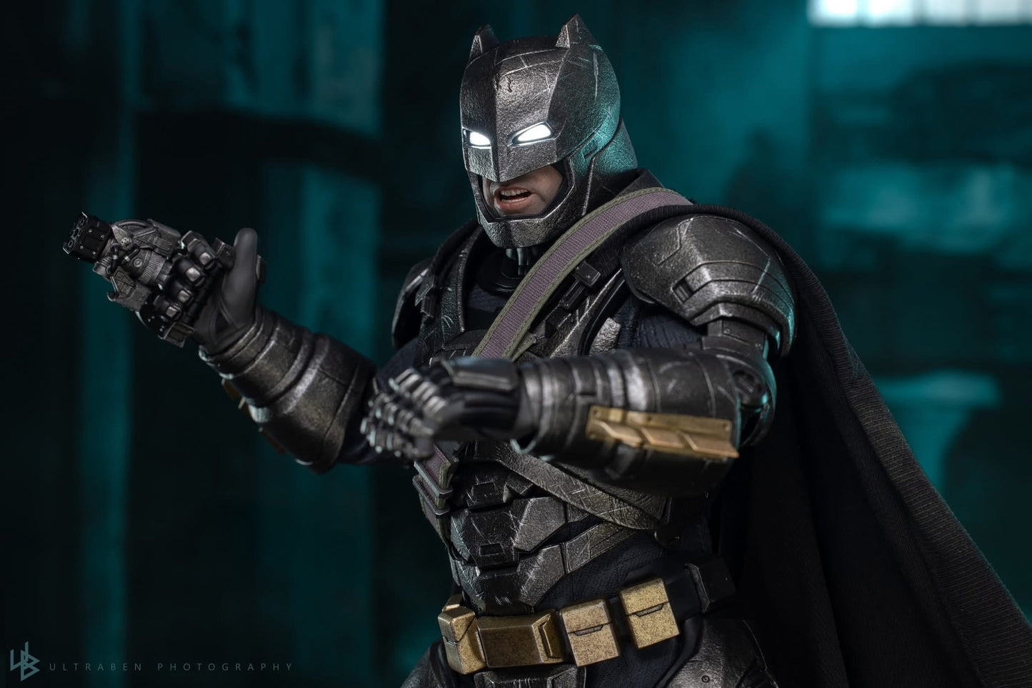 Hot Toys MMS742D62 Batman v Superman: Dawn of Justice - 1/6 scale Armored Batman (2.0) Collectible Figure