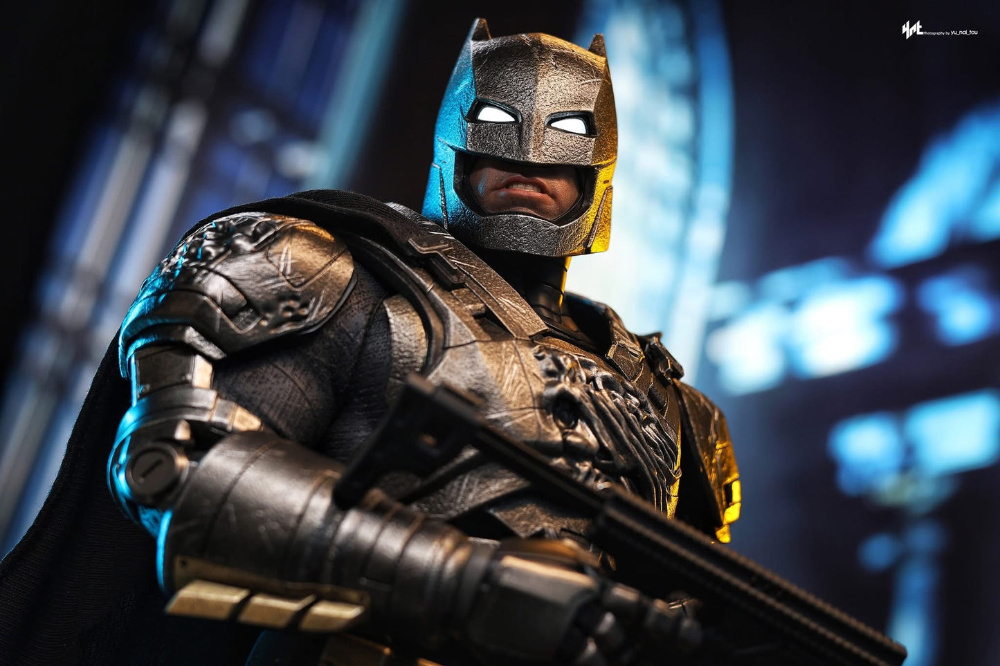 Hot Toys MMS743D63 Batman V Superman Dawn Of Justice - Armored Batman (2.0) 1/6th Scale Collectible Figure (Deluxe Version)